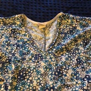 Peaches 2X scrub top blue daisy pattern